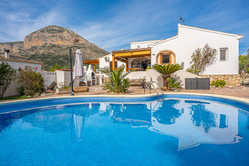 JaveaSales's tweet photo. This beautiful #villa is located in the Partida Tossal area. On the south side, from the terrace you can enjoy panoramic views of the valley and inland mountains
https://t.co/hY9XeOmlPI😍😍😍 https://t.co/fPGTGbe1fq