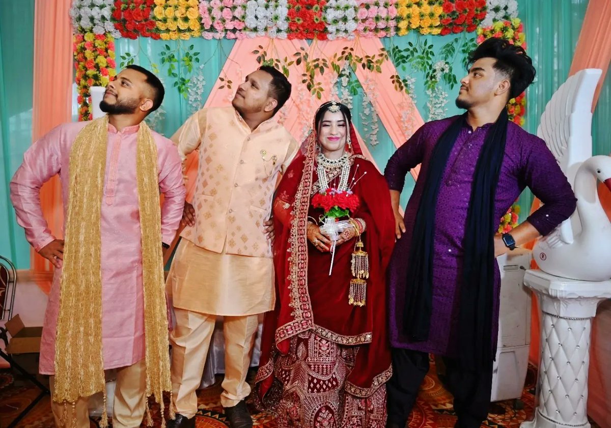 _Imfaruq_'s tweet photo. 𝙐𝙣𝙨𝙚𝙚𝙣 𝙗𝙞𝙩𝙨 𝙤𝙛 @sabnam_nasrin_juhi 𝙙𝙞𝙙𝙞'𝙨 𝙬𝙚𝙙𝙙𝙞𝙣𝙜...
.
. 𝟭𝟮-𝟬𝟯-𝟮𝟬𝟮𝟯
.
#_imfaruq_ #weddingday #unseenbits #ff #weddingdress #ofotd #bride #family #karimganj #assam #behankishadi https://t.co/Xg6EFhOETQ