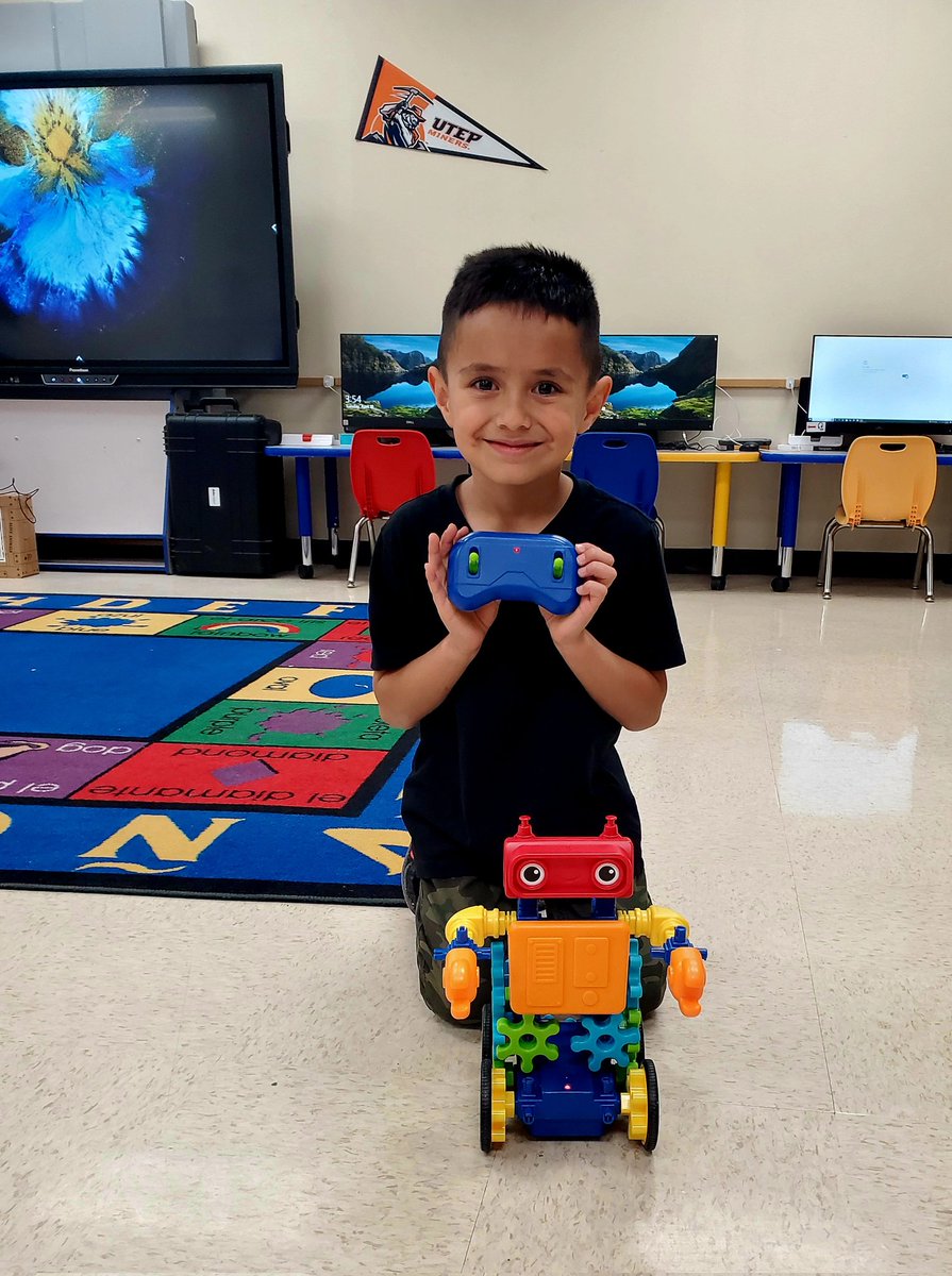LitEaglesMaker's tweet photo. Loya Primary first Robotic Program 2023 https://t.co/9rm9Qtz0xC