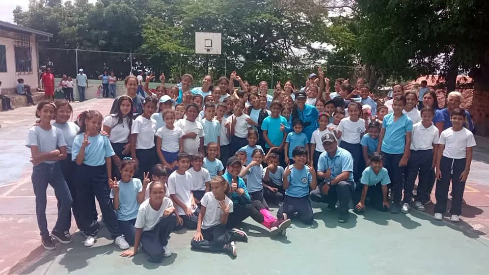 somosimderi's tweet photo. El equipo de @imderiribarren,se trasladó hasta la U.E.B M/J Juárez ,ubicada en la  Parroquia Santa Rosa.

Nuestro grupo de #recreadores y los promotores del Programa #Imderienmovimiento realizaron actividades como, bailoterapia y recreación, con el programa Imderi va a la escuela https://t.co/iyLL3fCvrU