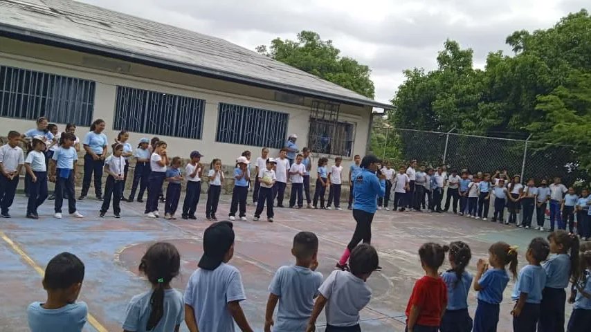 somosimderi's tweet photo. El equipo de @imderiribarren,se trasladó hasta la U.E.B M/J Juárez ,ubicada en la  Parroquia Santa Rosa.

Nuestro grupo de #recreadores y los promotores del Programa #Imderienmovimiento realizaron actividades como, bailoterapia y recreación, con el programa Imderi va a la escuela https://t.co/iyLL3fCvrU