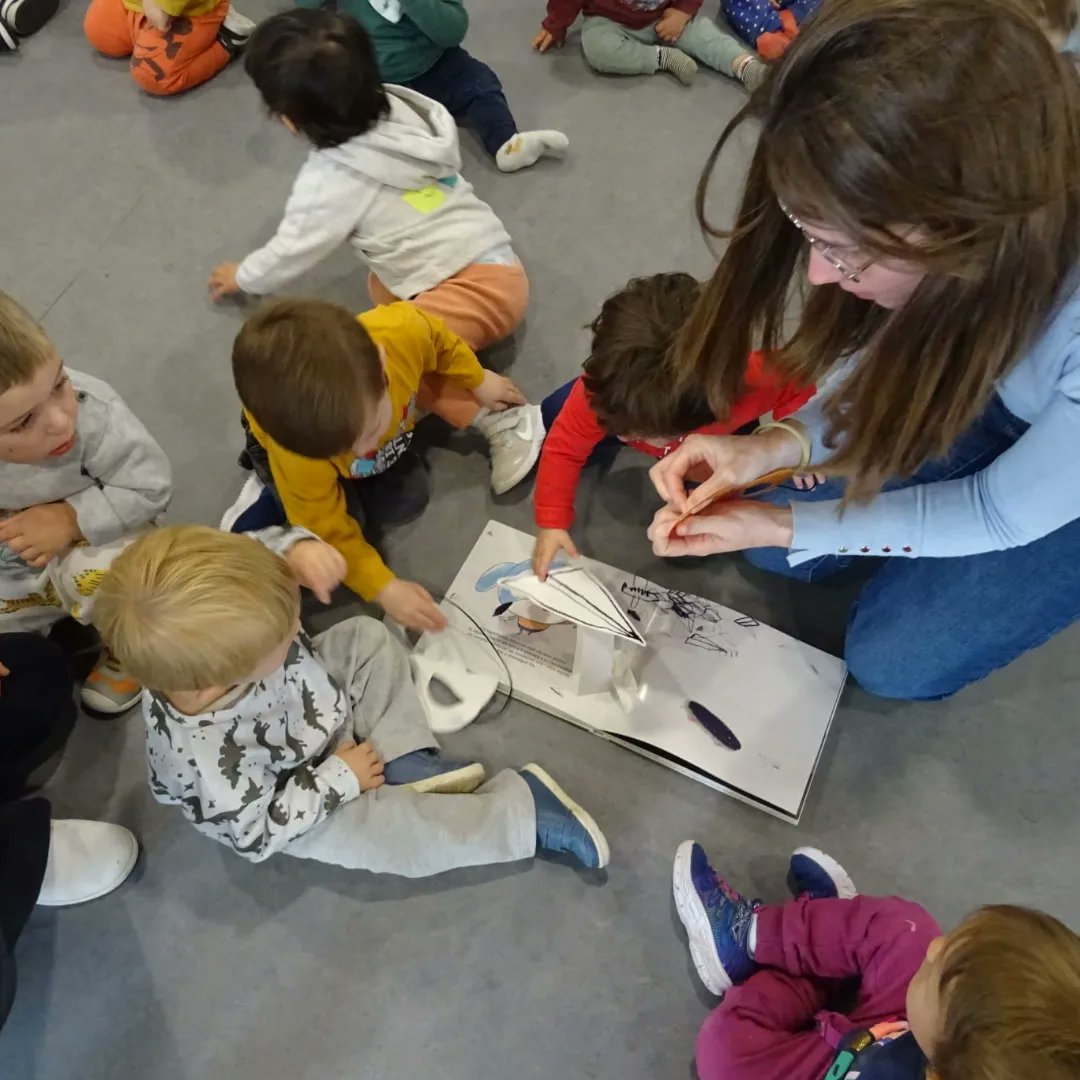 EMoixaines's tweet photo. Avui una altre mare de l'escola ens ha vingut a explicar un conte, en aquest cas un conte en pop-up. Gràcies per haver compartit aquesta estona amb nosaltres i gràcies @ampa.moixaines pels contes que ens heu regalat! https://t.co/0SLaVjqvXP