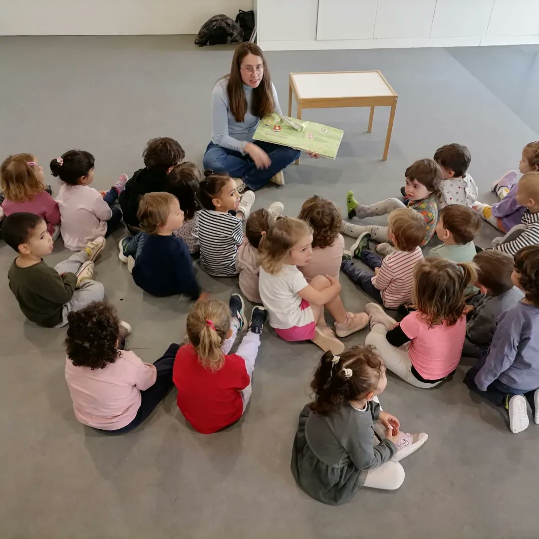 EMoixaines's tweet photo. Avui una altre mare de l'escola ens ha vingut a explicar un conte, en aquest cas un conte en pop-up. Gràcies per haver compartit aquesta estona amb nosaltres i gràcies @ampa.moixaines pels contes que ens heu regalat! https://t.co/0SLaVjqvXP