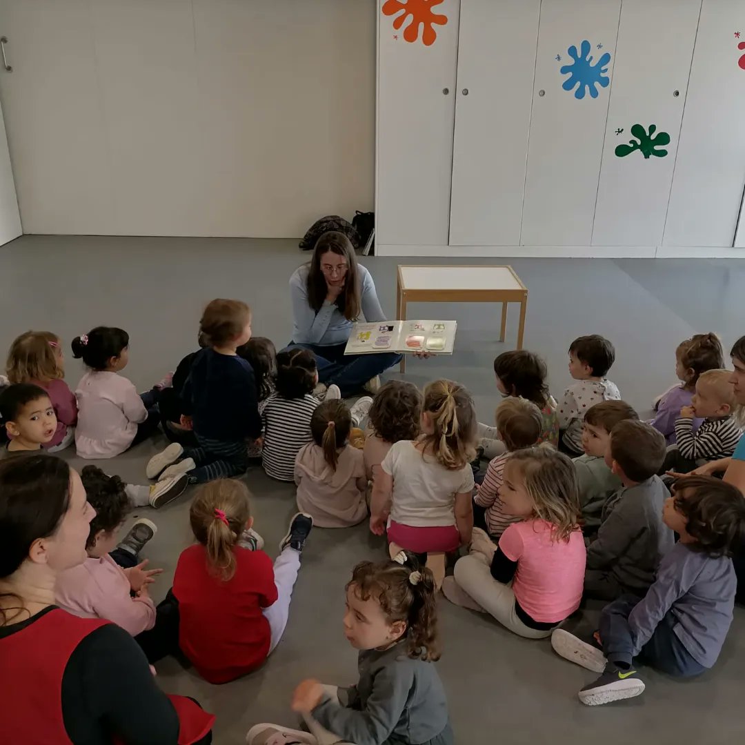 EMoixaines's tweet photo. Avui una altre mare de l'escola ens ha vingut a explicar un conte, en aquest cas un conte en pop-up. Gràcies per haver compartit aquesta estona amb nosaltres i gràcies @ampa.moixaines pels contes que ens heu regalat! https://t.co/0SLaVjqvXP
