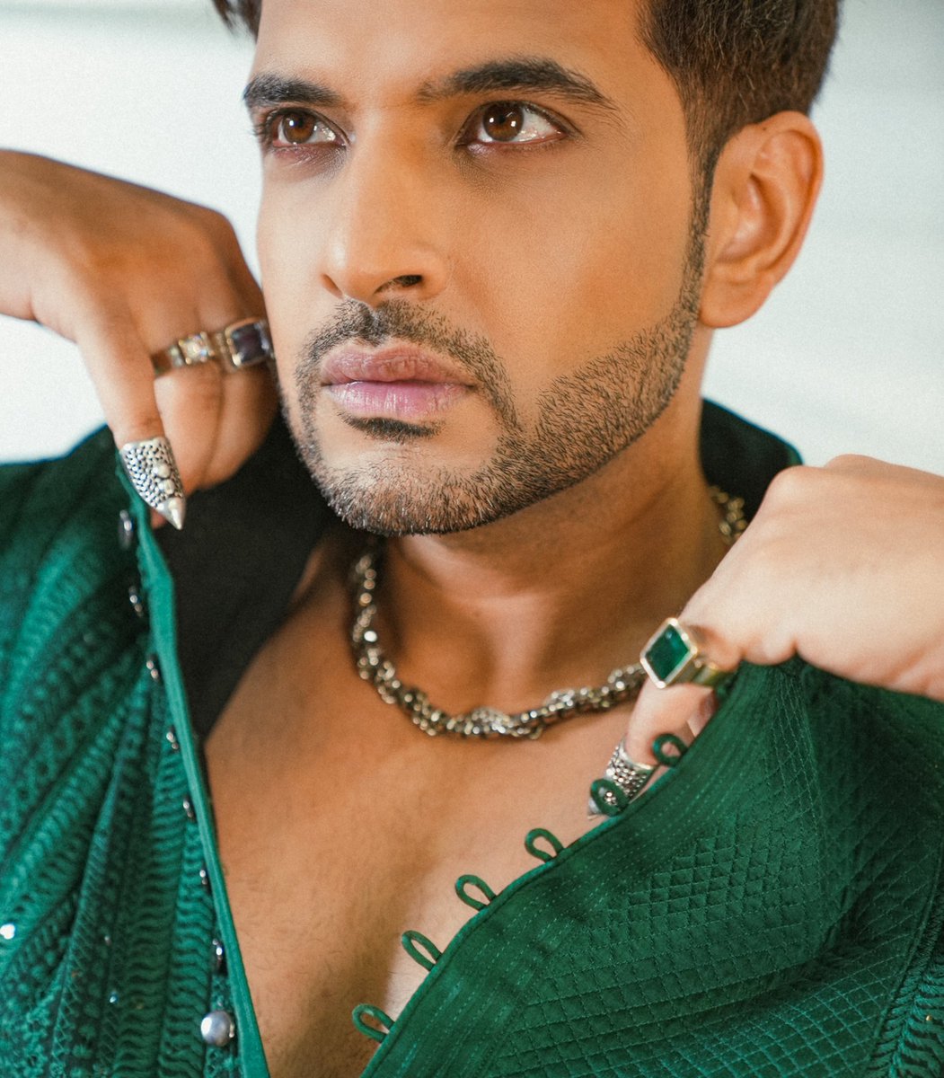 kkundrra's tweet photo. hazaron khwahishein aisi ki har khwahish pe damm niklein
bahut nikle mere armaan, lekin phir bhi kum nikle https://t.co/qqSWb0nrUo