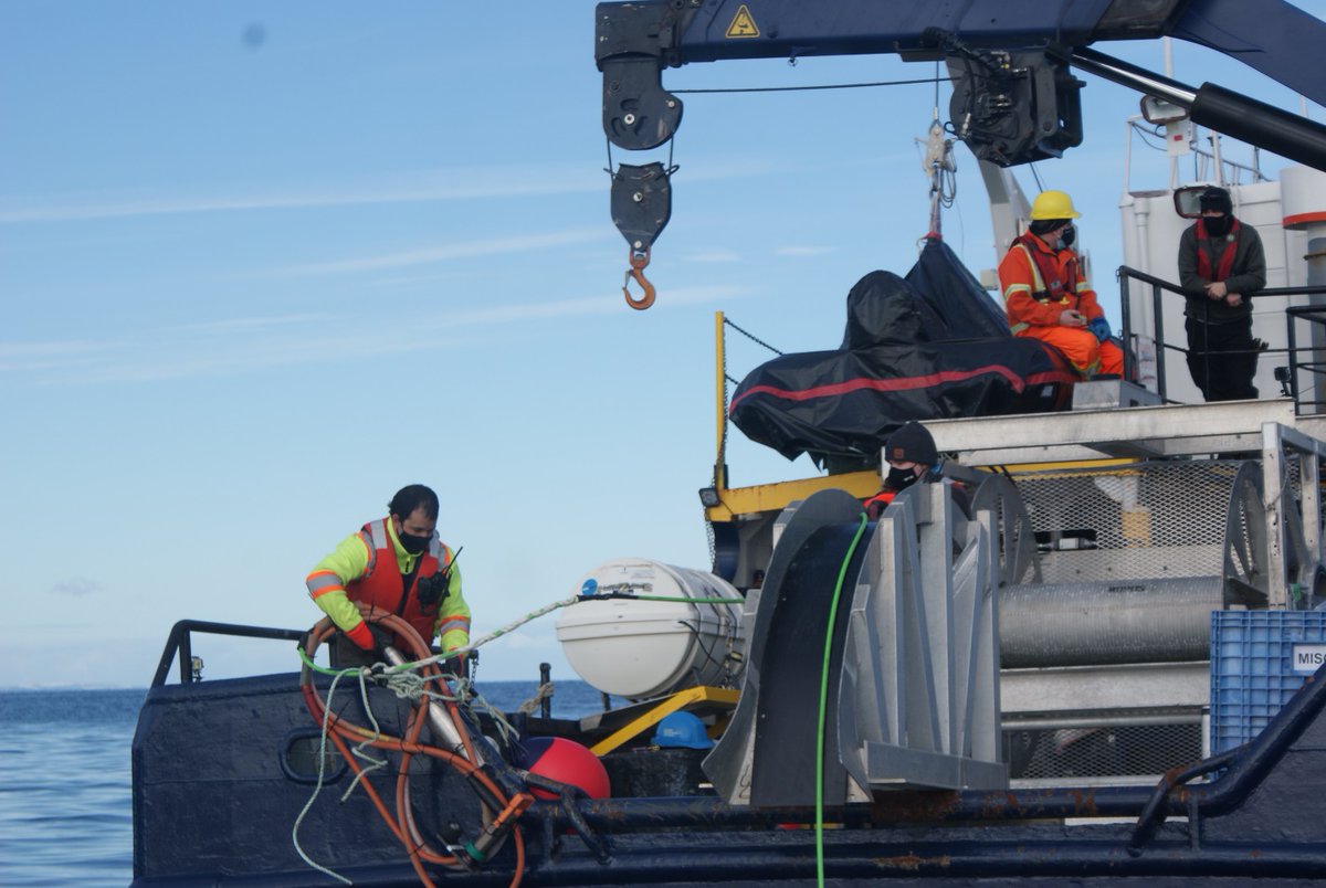 1/🧵 The ocean is a challenging office! Today our partners at <a href="/marineinstitute/">Marine Institute, Memorial University</a> will launch a recovery mission to retrieve the #Holyrood observatory, which was tipped over &amp; dragged from its #ConceptionBay deployment position in the wee hours of the morning on March 27, 2023.