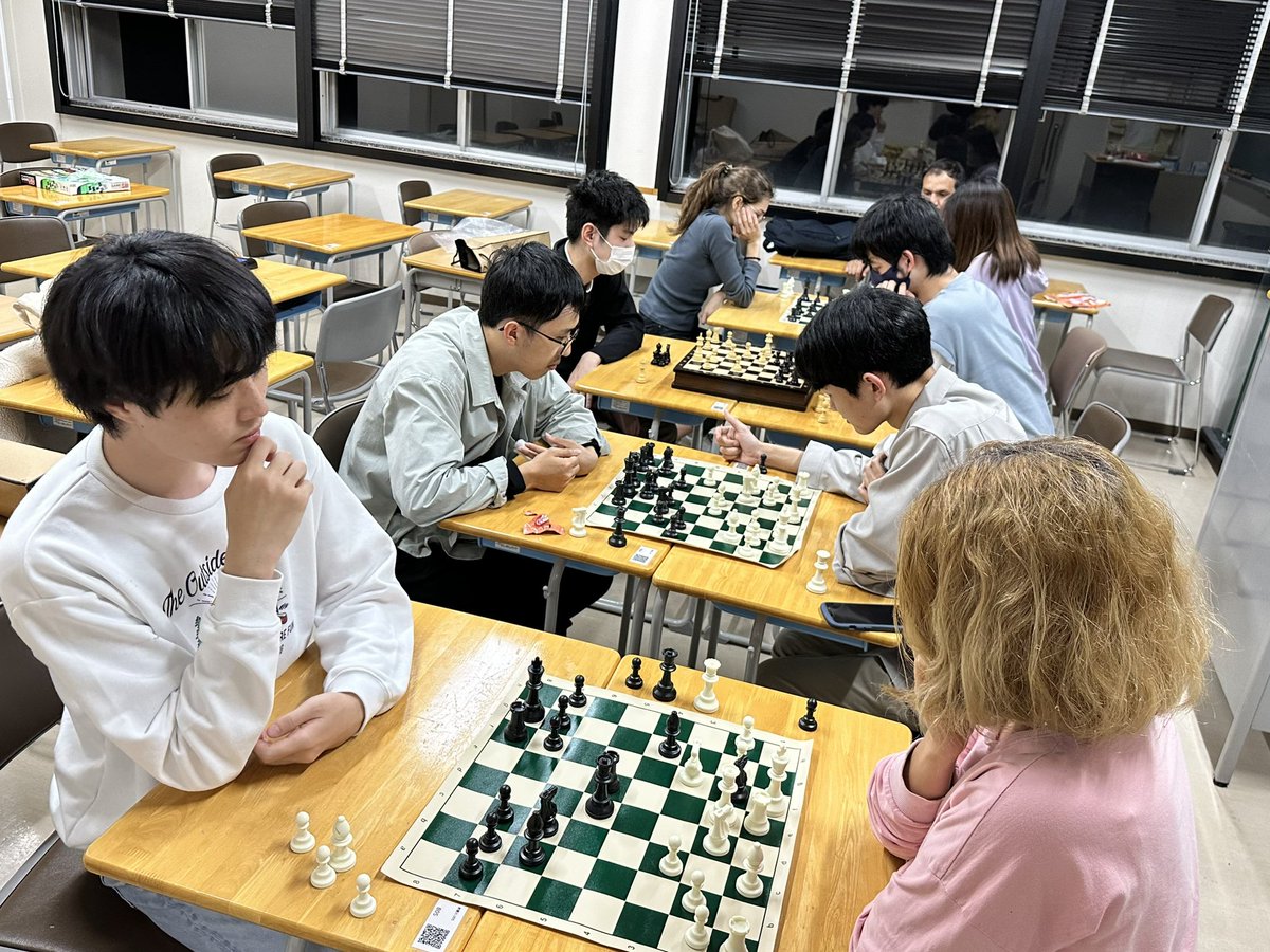 今日は新入生3人を含む10人で活動を行いました！
また競技以外にもパズルを解く時間も持ちました。
次回からは少しずつ戦術などの講義もしていきたいと思っています。
次回の活動は4月26日水曜日です。
興味のある方はお気軽に参加してください！
#春から熊大
#熊大チェスサークル