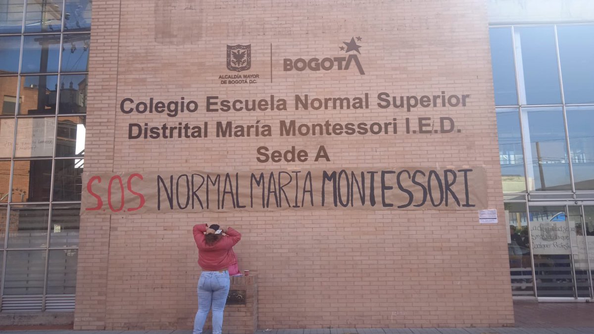 mastrxsviento's tweet photo. Hoy nuevamente los estudiantes de la Normal María Montessori se encuentran en asamblea permanente, no quieren la  privatización y el adoctrinamiento del BI. Defienden a la única institución  pública formadora inicial de maestros/as de Bogotá. @adebogota @fecode @Educacionbogota https://t.co/s9Z2gImPhN