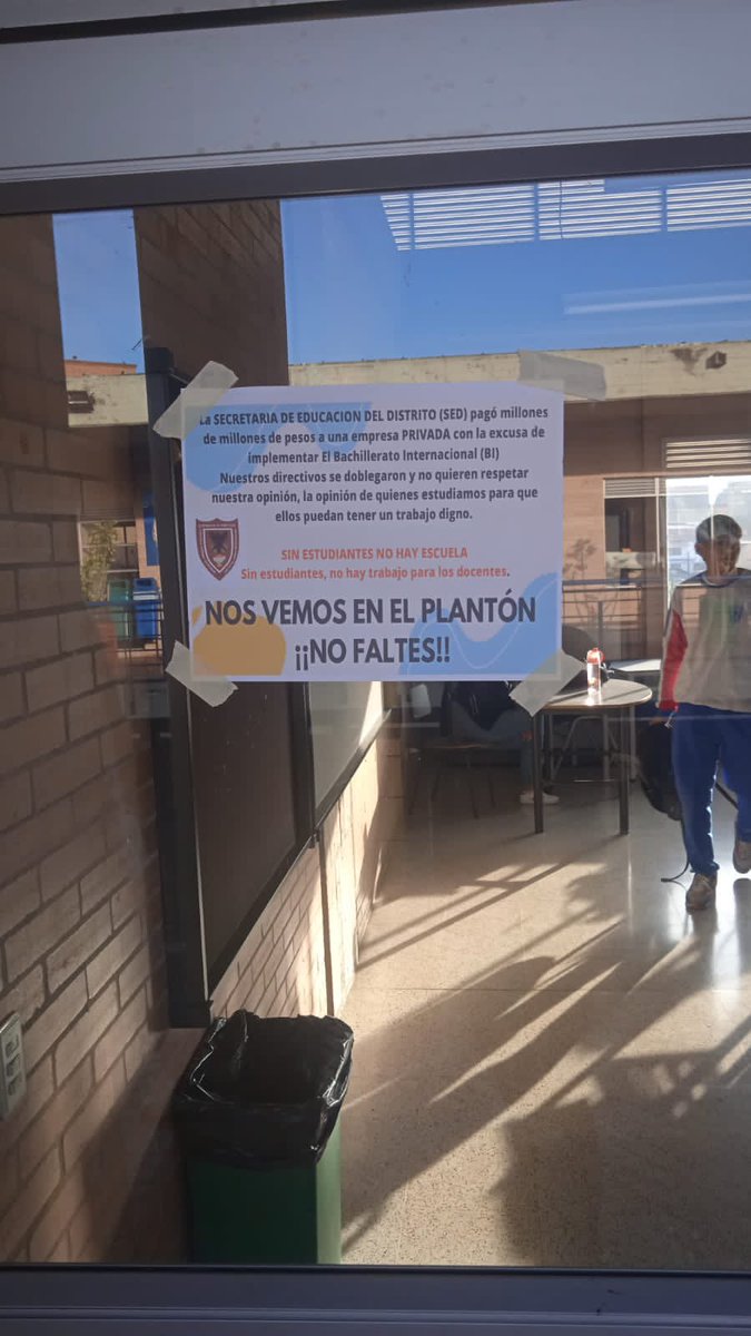 mastrxsviento's tweet photo. Hoy nuevamente los estudiantes de la Normal María Montessori se encuentran en asamblea permanente, no quieren la  privatización y el adoctrinamiento del BI. Defienden a la única institución  pública formadora inicial de maestros/as de Bogotá. @adebogota @fecode @Educacionbogota https://t.co/s9Z2gImPhN