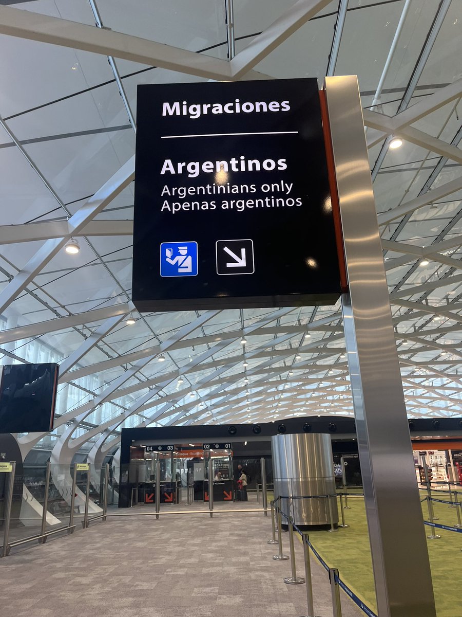 Cs34193333's tweet photo. Quien le traduce a esta gente? #apenasargentinos #ezeiza #terminalA https://t.co/IDsuBQdA2B
