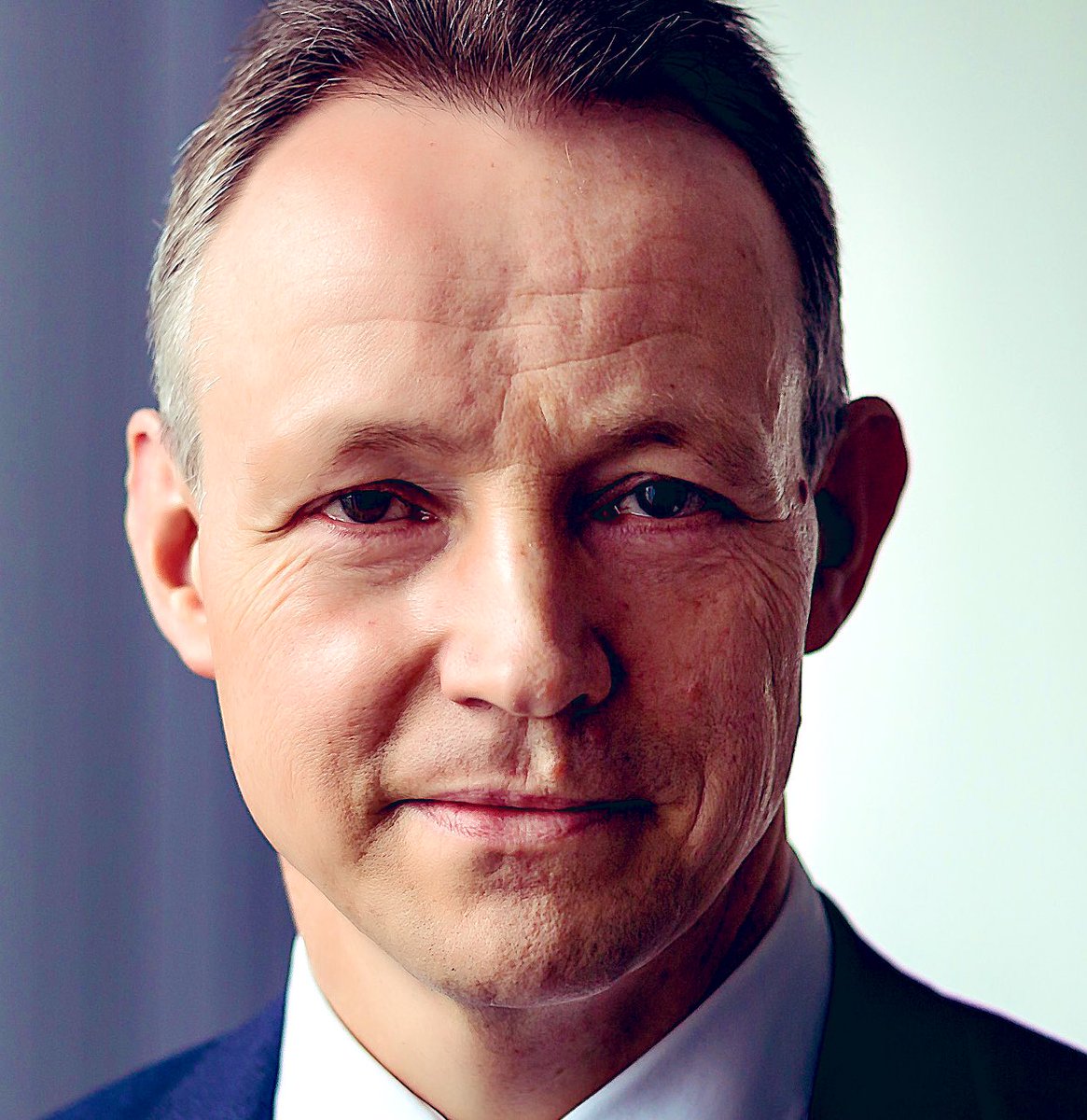 Volkswagen_FS's tweet photo. Neuer Chef der #VWBank: Dr. Volker Stadler (l.), bislang in der Geschäftsführung der VW Bank für IT &amp; Kundenservice zuständig, folgt auf Dr. Michael Reinhart. Er geht zum 1. Juni nach 18 Jahren in Führungsverantwortung bei #VWFS in den Ruhestand. Info: https://t.co/rlbh1SqqnE https://t.co/GSVhdfSOcu