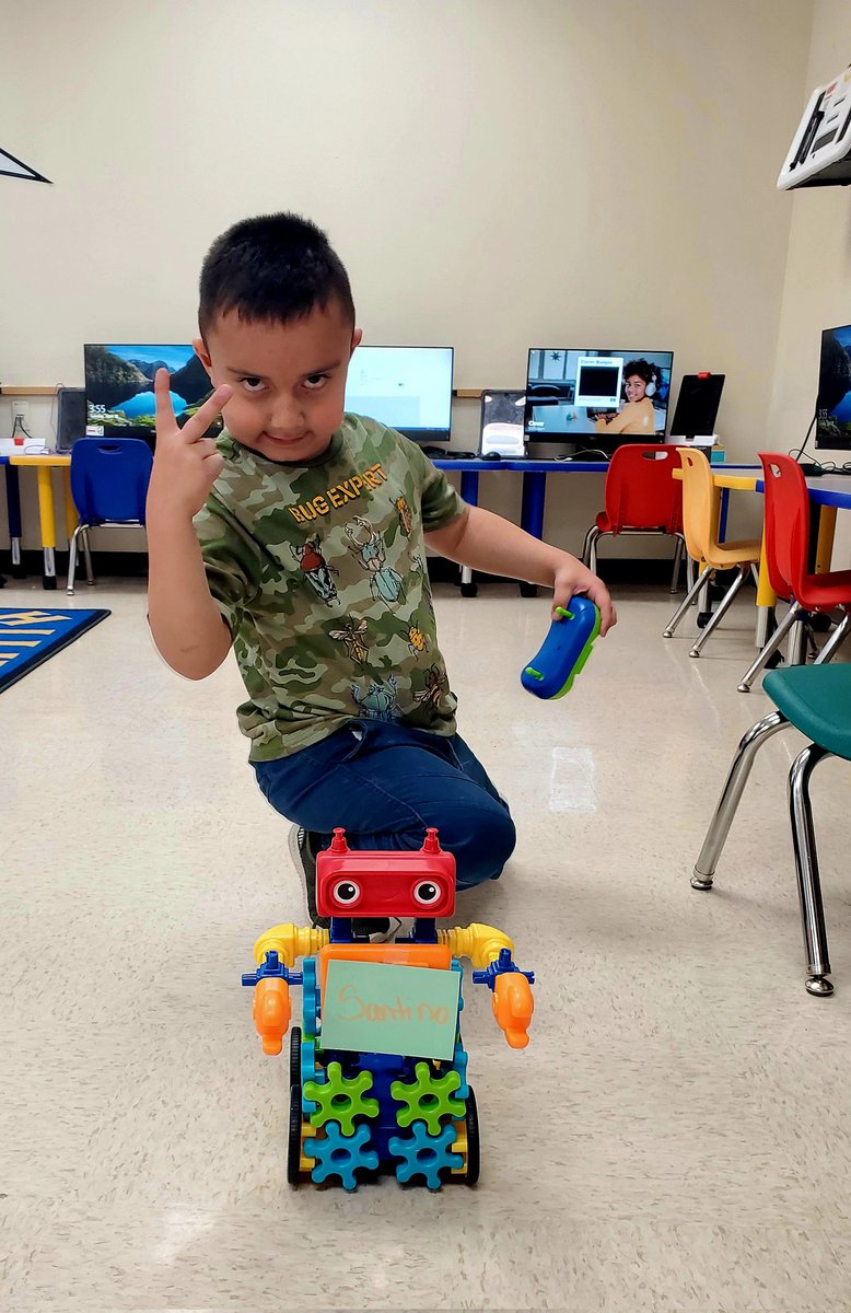 LitEaglesMaker's tweet photo. Loya Primary first Robotic Program 2023 https://t.co/9rm9Qtz0xC