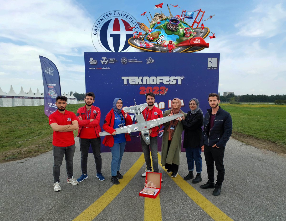 gaziantepUniv's tweet photo. #TEKNOFEST2023🚀 kapsamında Bursa Yunuseli Havalimanında düzenlenen ✈️Savaşan İHA Yarışmasında Akıncılar Takımımız En İyi Sistem Mimarisi Ödülüne layık görüldü. 

TEBRİKLER👏🇹🇷

#SenGELECEKSİNdiye 
#Gaziantep #GaziantepÜniversitesi https://t.co/qDU0Q16fA0