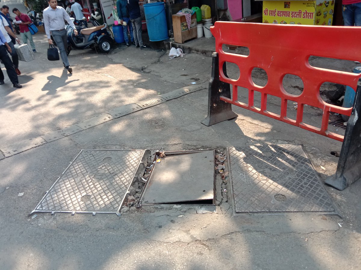 SPSanstha's tweet image. सदर झाकण व त्याची अवस्था बिकट पाहुन महानगरपालिका @mybmcWardGS @mybmc काय करत आहे?
मनुष्यहानी अपघात होईल तेव्हा दुरुस्ती करणार?
बी एम मार्ग रेल्वे स्टेशन पुला समोरच ठिकाण आहे बेस्ट बसेस खाजगी वाहतुक लहान मोठी वर्दळ दिवसभरचालुच असते.
आज ४ था दिवस कारवाई का नाही?@spmfmaha @spmsmaha