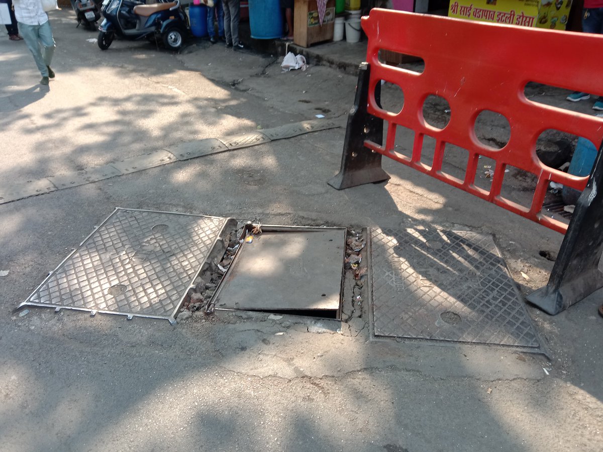 SPSanstha's tweet image. सदर झाकण व त्याची अवस्था बिकट पाहुन महानगरपालिका @mybmcWardGS @mybmc काय करत आहे?
मनुष्यहानी अपघात होईल तेव्हा दुरुस्ती करणार?
बी एम मार्ग रेल्वे स्टेशन पुला समोरच ठिकाण आहे बेस्ट बसेस खाजगी वाहतुक लहान मोठी वर्दळ दिवसभरचालुच असते.
आज ४ था दिवस कारवाई का नाही?@spmfmaha @spmsmaha