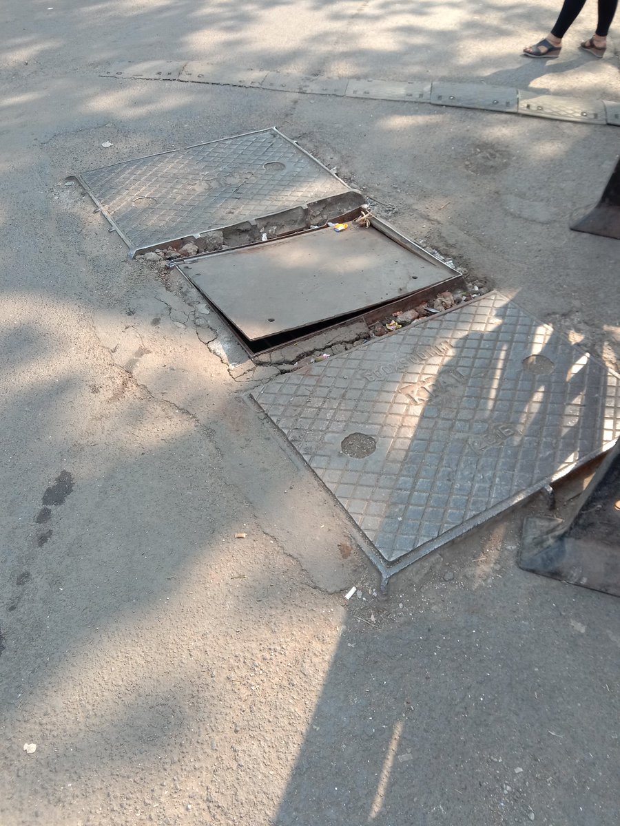 SPSanstha's tweet image. सदर झाकण व त्याची अवस्था बिकट पाहुन महानगरपालिका @mybmcWardGS @mybmc काय करत आहे?
मनुष्यहानी अपघात होईल तेव्हा दुरुस्ती करणार?
बी एम मार्ग रेल्वे स्टेशन पुला समोरच ठिकाण आहे बेस्ट बसेस खाजगी वाहतुक लहान मोठी वर्दळ दिवसभरचालुच असते.
आज ४ था दिवस कारवाई का नाही?@spmfmaha @spmsmaha