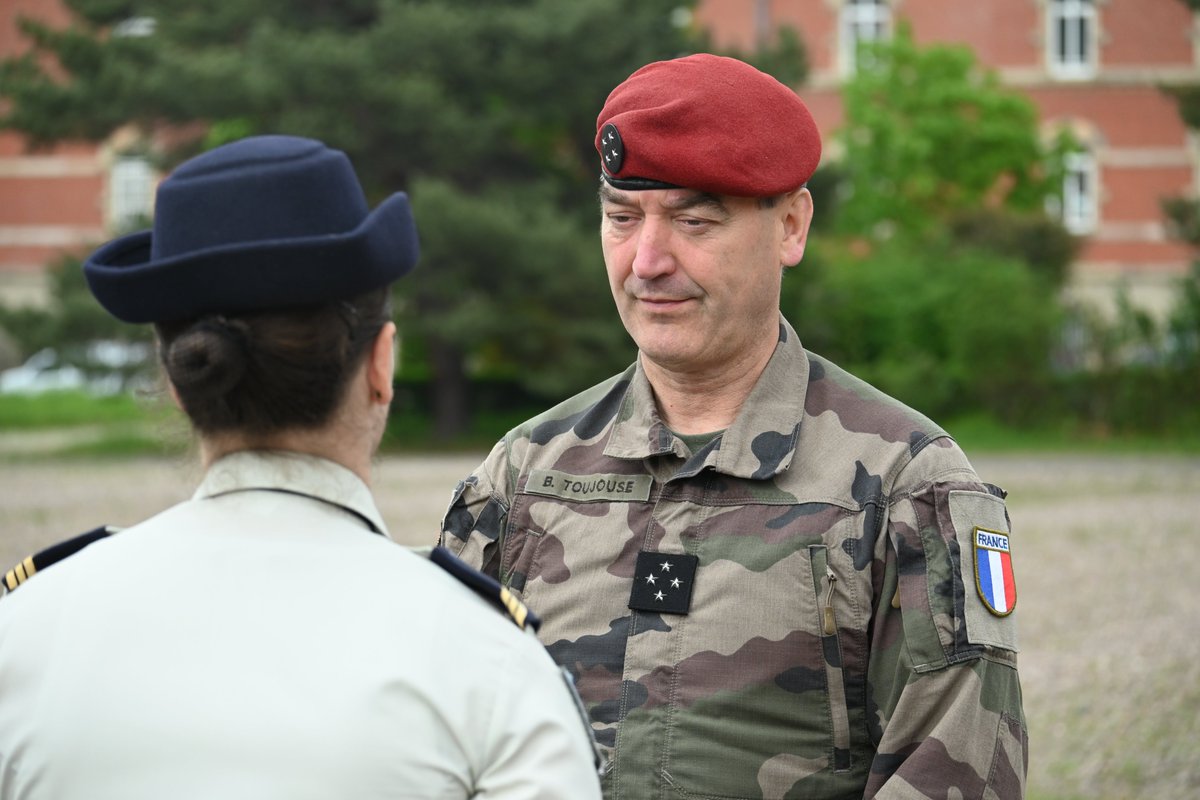 CommandementFOT's tweet image. 📸 Le GCA TOUJOUSE s'est rendu mardi au @COMRENSFT afin de pouvoir échanger avec le GDI DANES et le personnel du CRT. Au programme : présentation du pilier et des régiments, table ronde en présence des chefs de corps des unités, allocution du #ComFT et signature du livre d'or.