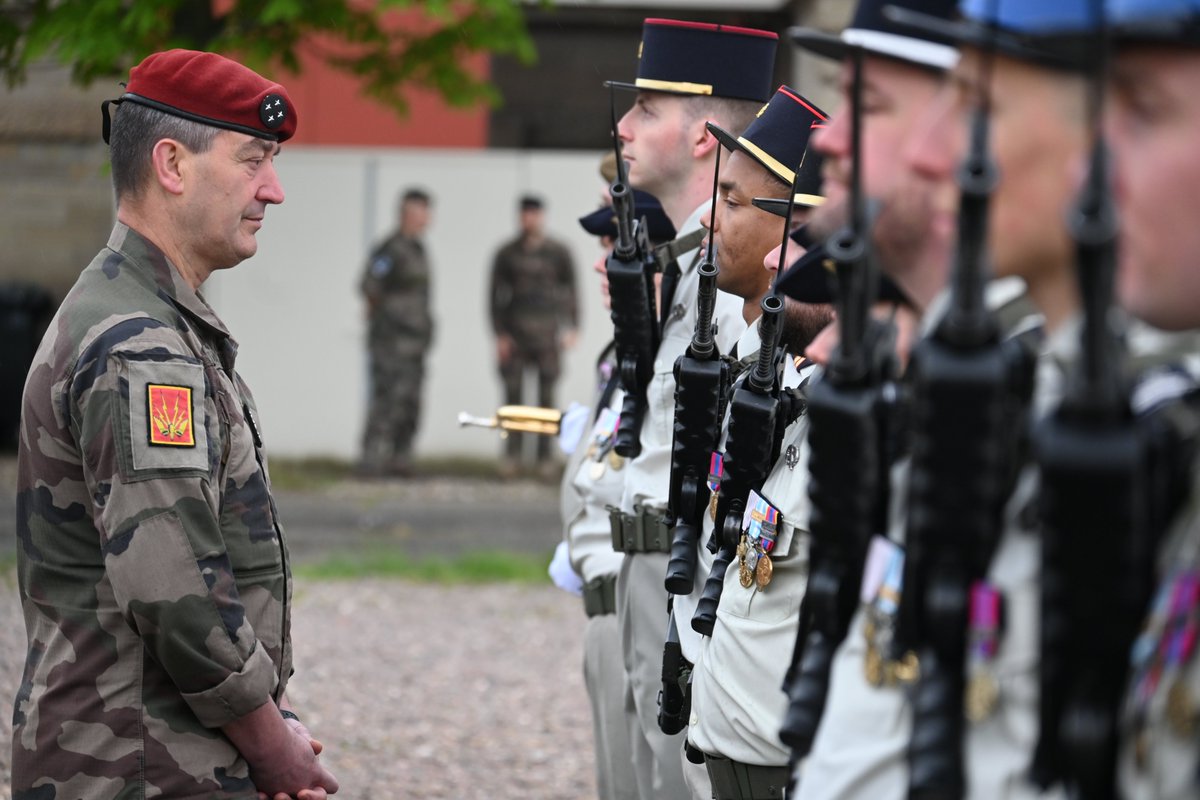 CommandementFOT's tweet image. 📸 Le GCA TOUJOUSE s'est rendu mardi au @COMRENSFT afin de pouvoir échanger avec le GDI DANES et le personnel du CRT. Au programme : présentation du pilier et des régiments, table ronde en présence des chefs de corps des unités, allocution du #ComFT et signature du livre d'or.