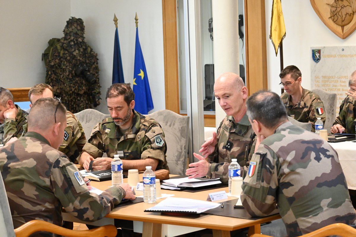 CommandementFOT's tweet image. 📸 Le GCA TOUJOUSE s'est rendu mardi au @COMRENSFT afin de pouvoir échanger avec le GDI DANES et le personnel du CRT. Au programme : présentation du pilier et des régiments, table ronde en présence des chefs de corps des unités, allocution du #ComFT et signature du livre d'or.
