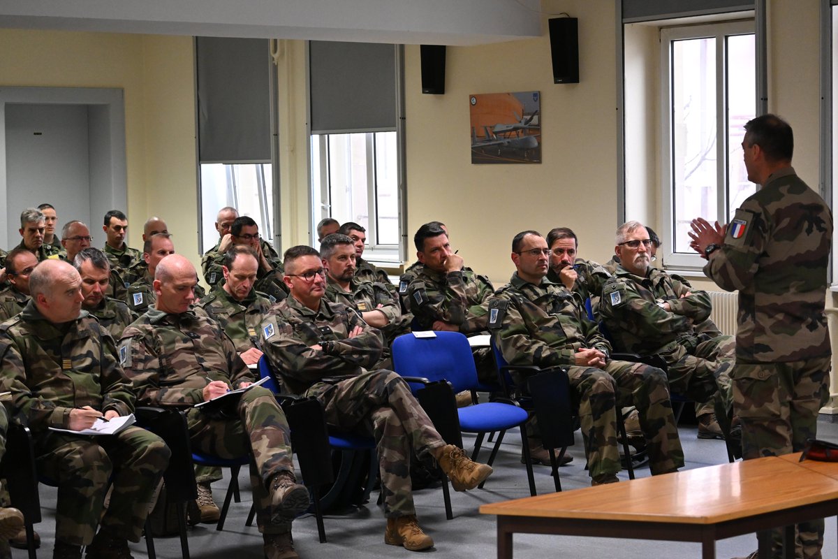 CommandementFOT's tweet image. 📸 Le GCA TOUJOUSE s'est rendu mardi au @COMRENSFT afin de pouvoir échanger avec le GDI DANES et le personnel du CRT. Au programme : présentation du pilier et des régiments, table ronde en présence des chefs de corps des unités, allocution du #ComFT et signature du livre d'or.