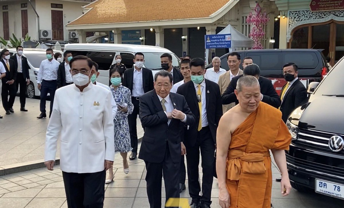 ภาพนี้ "น่าสนใจ" 

- ภาพนี้เกิดขึ้นในงาน 'เจริญพระพุทธมนต์นพเคราะห์ เนื่องด้วยดาวพระพฤหัสบดีย้ายราศี' 'สมเด็จธงชัย' วัดไตรมิตรเป็นคนจัด 'ประยุทธ์' มามู ในช่วง 'ใกล้เลือกตั้ง' 

- ในงานนี้ เป็นปรากฎตัวพร้อมกันของ 3 คน ระหว่าง 'ประยุทธ์ , ธนินท์ เจียไต๋ (CP) และ สมเด็จธงชัย'

-