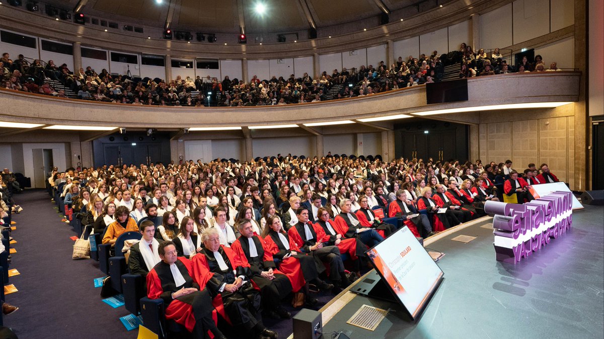 Courdecassation's tweet photo. [Université] Le premier président Christophe Soulard a parrainé la cérémonie de remise des diplômes de Master de la Graduate School Droit de l’Université Paris-Saclay @GS_Droit_Saclay. 
Félicitations à la promotion 2021-2022 !
https://t.co/DTYoLzVJVR https://t.co/TzU3lLXUuZ