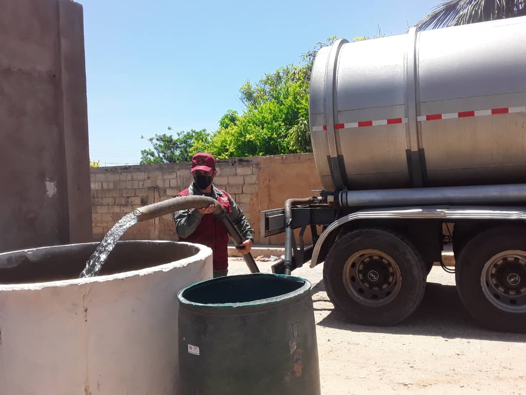 CAPVIEIRAG's tweet photo. #19Abr 📌Articuladores de la @GNB_Pueblo #Maracaibo, continúan desplegados en el marco del Plan Nacional de distribución de agua Potable💧 garantizando los Servicios Públicos del Pueblo Zuliano.
#GestaIndependentista
#PatriaLibreYSoberana
#FANByPuebloDePatriotas
.@GNBGaranteDePaz https://t.co/67K19s1Hh1