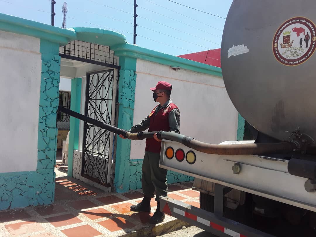 CAPVIEIRAG's tweet photo. #19Abr 📌Articuladores de la @GNB_Pueblo #Maracaibo, continúan desplegados en el marco del Plan Nacional de distribución de agua Potable💧 garantizando los Servicios Públicos del Pueblo Zuliano.
#GestaIndependentista
#PatriaLibreYSoberana
#FANByPuebloDePatriotas
.@GNBGaranteDePaz https://t.co/67K19s1Hh1