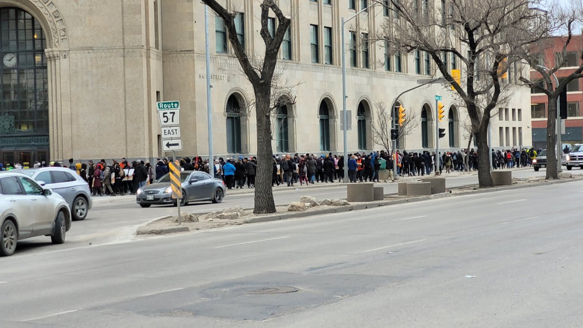 Nat4Mynarski's tweet photo. Solidarity with all the folks @psacprairies who are on strike! 💪💪💪💪

If the Feds can hand over millions in "wage subsidies" that end up in owners' and shareholders' pockets, then they can pay workers wages! https://t.co/ECUxgaUDae