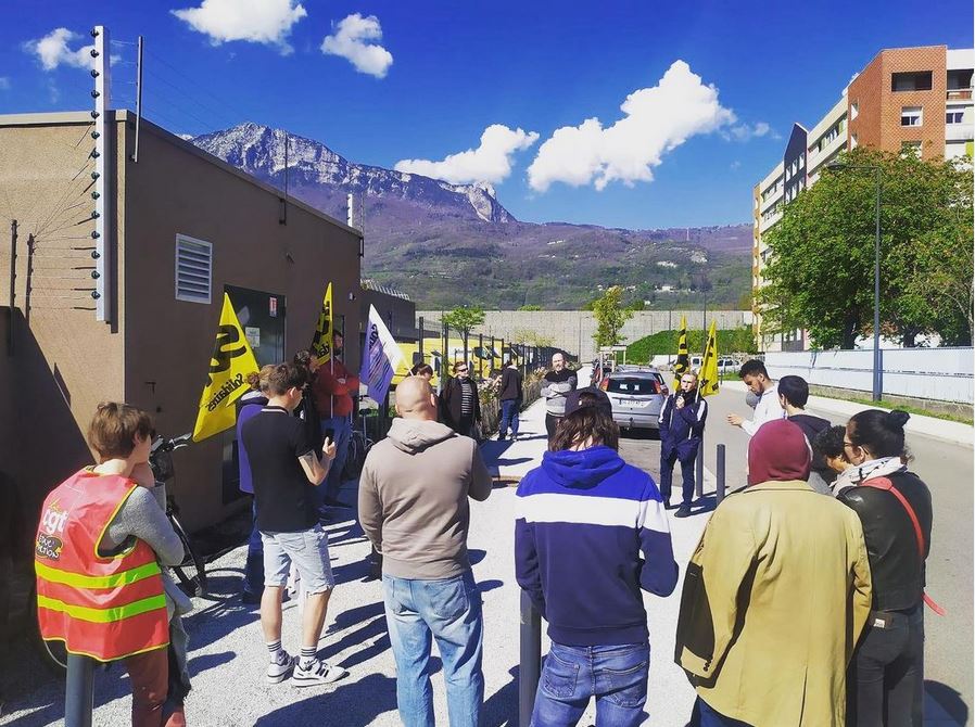 Rassemblement devant la  PPDC Multiflux de Grenoble pour soutenir notre camarade Olivier que La Poste veut sanctionner pour faire pression sur la grève des jeunes intérimaires en grève. #soutien #repressionantisyndicale #grenoble #laposte #onnesetairapas @ColChavantPoste