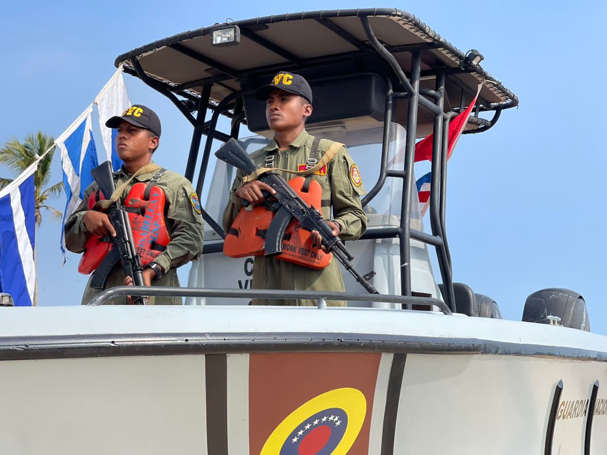 LaDvc45's tweet photo. #19Abr Los Guardianes de la #GNB nos encontramos desplegados para garantizar la Seguridad y bienestar de nuestro pueblo venezolano. 🇻🇪
Somos Damas y Caballeros del Honor con Energía, Disciplina y Lealtad.
 #GestaIndependentista https://t.co/3CoI8Noru4