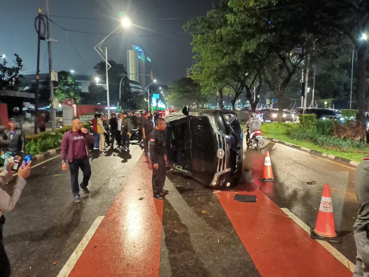 TMCPoldaMetro's tweet photo. 21.27 Telah terjadi Kecelakaan Lalu Lintas di Jl.Gelora ( depan Pintu 10 GBK ) saat ini sedang dalam penanganan petugas, Situasi arus lalu Lintas tersendat https://t.co/qRlFSPj1SY