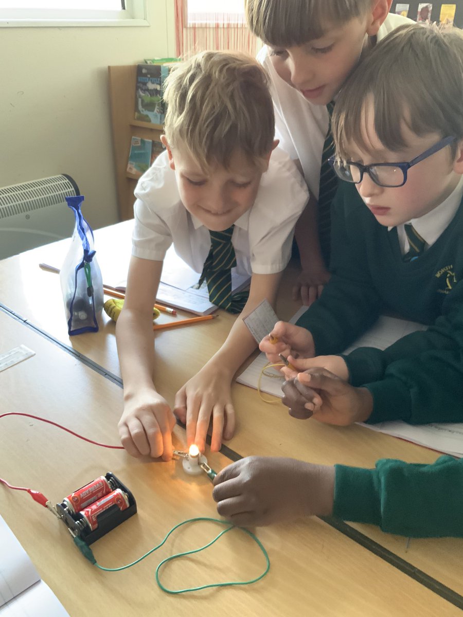 NorthTown3EF's tweet photo. In science, we have started our new topic electrical circuits and conductors! We looked at simple circuits and even had a go at making one! 💡🔋 https://t.co/eaDgBXzLO7