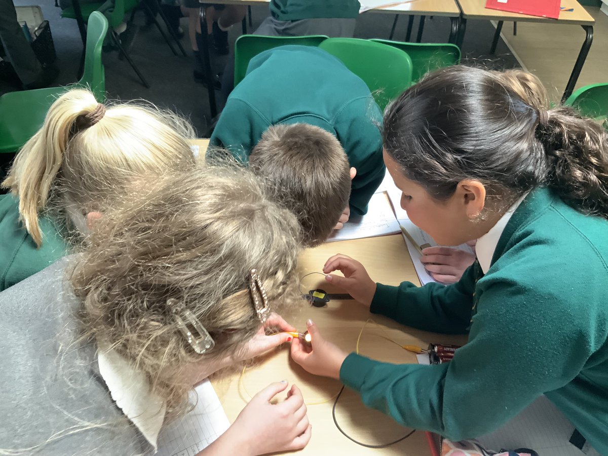 NorthTown3EF's tweet photo. In science, we have started our new topic electrical circuits and conductors! We looked at simple circuits and even had a go at making one! 💡🔋 https://t.co/eaDgBXzLO7