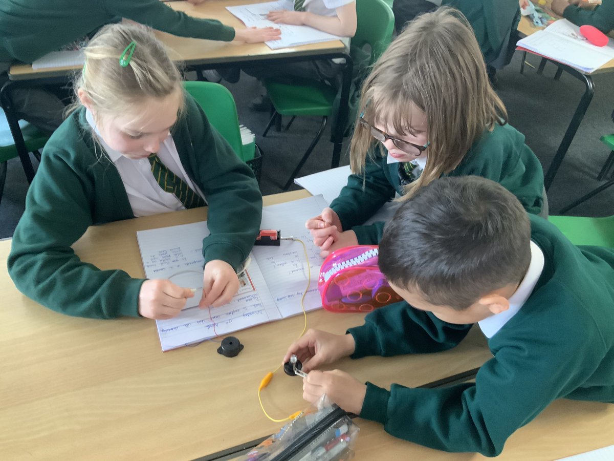 NorthTown3EF's tweet photo. In science, we have started our new topic electrical circuits and conductors! We looked at simple circuits and even had a go at making one! 💡🔋 https://t.co/eaDgBXzLO7