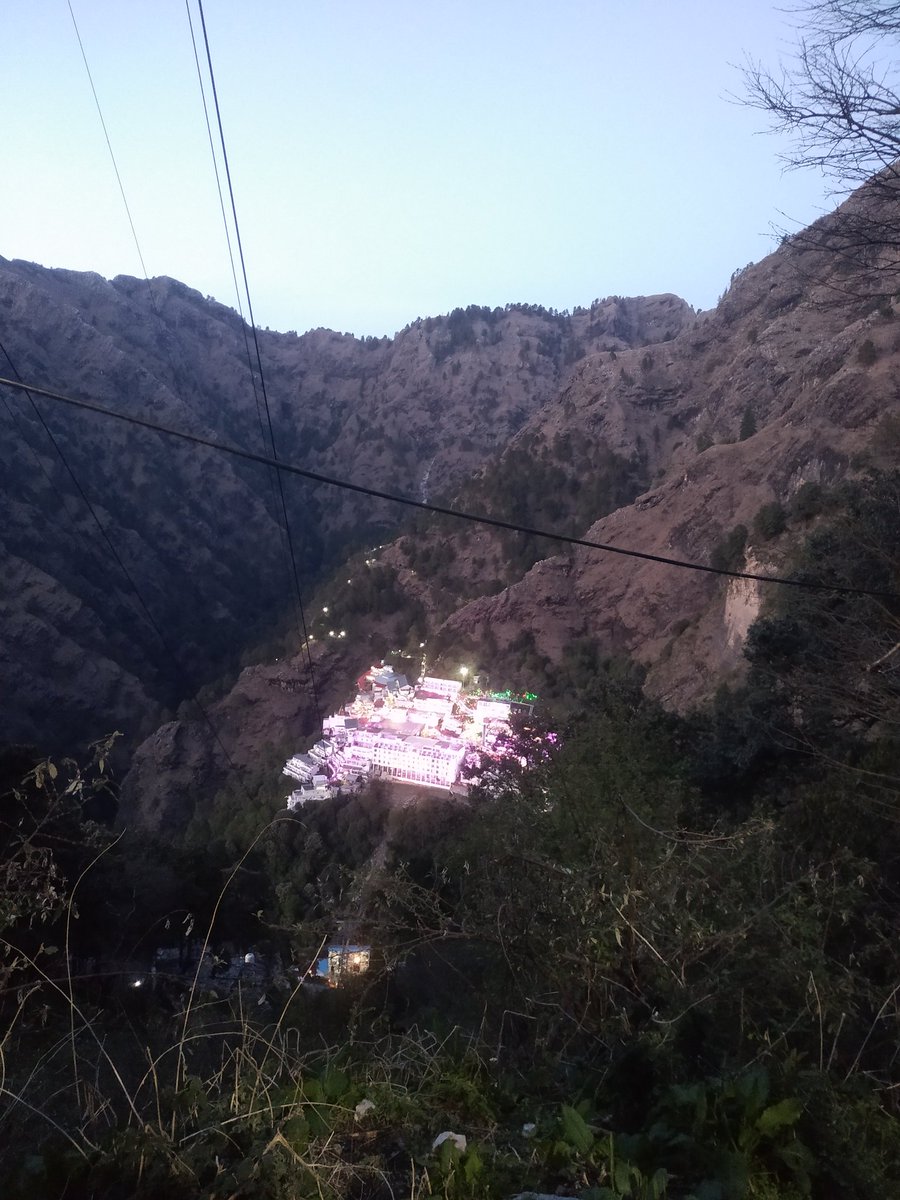 PriyankaJkP's tweet photo. जो सुख नहीं पूरे संसार में
वो सुकून है इस दरबार में.. https://t.co/ZR31pLvtdV