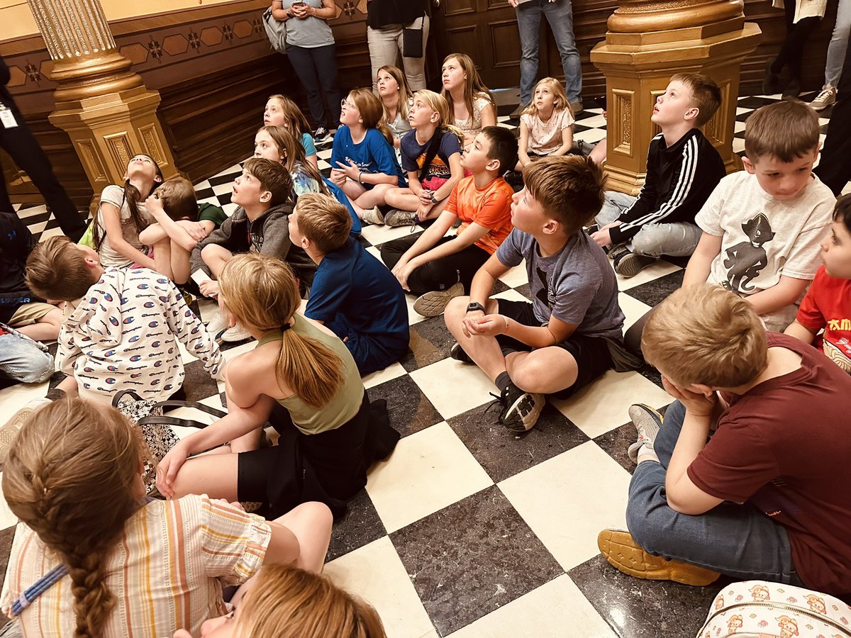 Making Grade 4 memories with an awesome crew, while visiting our state capitol!