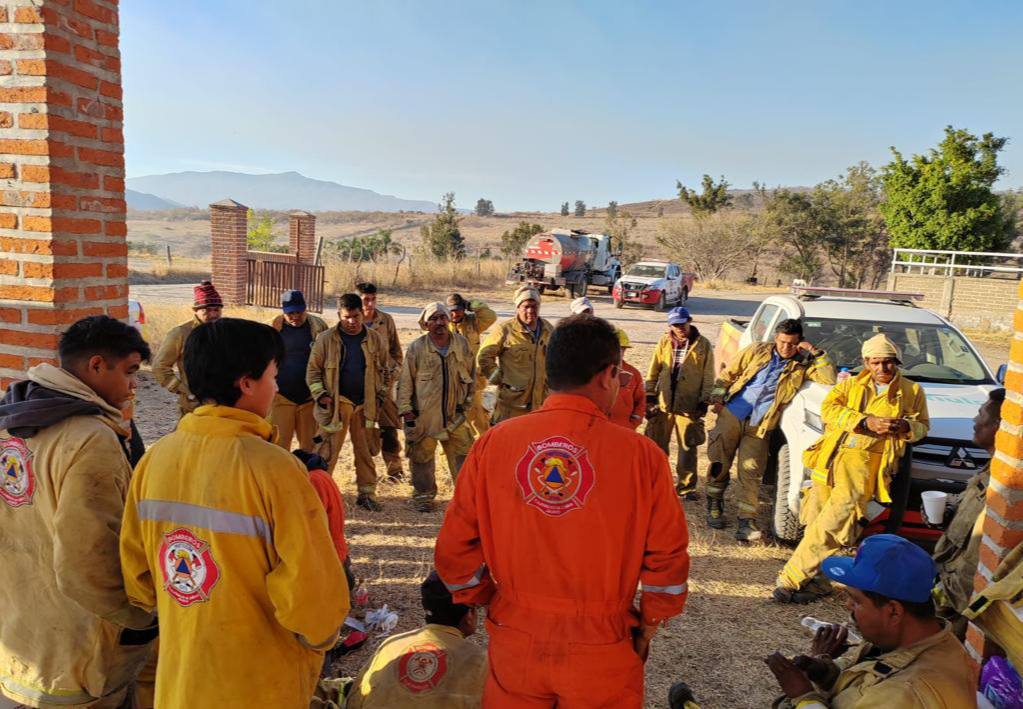GobTlajomulco's tweet photo. #AlMomento

En punto de las 7 a. m. fue controlado el incendio en el cerro de Totoltepec. Continúan los trabajos de liquidación, se realizarán recorridos de vigilancia y supervisión por parte de Protección Civil y Bomberos de Tlajomulco en coordinación con la @semadetjal. https://t.co/FWwJDWuPE9