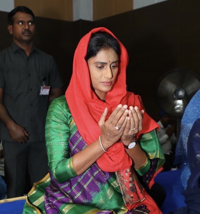 realyssharmila's tweet photo. పవిత్ర రంజాన్ మాసాన్ని పురస్కరించుకుని 
YSR తెలంగాణ పార్టీ ఆధ్వర్యంలో ఈరోజు 
ఇఫ్తార్ విందు నిర్వహించడం జరిగింది. అల్లా కృపతో సమస్త మానవాళి సుఖసంతోషాలతో వర్ధిల్లాలని కోరుకుంటూ.. ధార్మిక చింతనల నడుమ ఉపవాస దీక్షలు చేపట్టిన ముస్లిం సోదర, సోదరీమణులందరికీ రంజాన్ శుభాకాంక్షలు. https://t.co/SBUTiEORuG