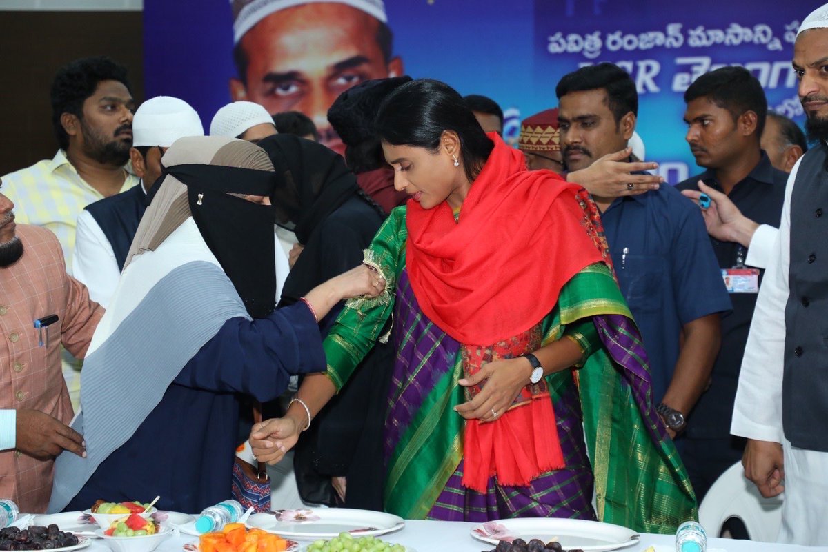 realyssharmila's tweet photo. పవిత్ర రంజాన్ మాసాన్ని పురస్కరించుకుని 
YSR తెలంగాణ పార్టీ ఆధ్వర్యంలో ఈరోజు 
ఇఫ్తార్ విందు నిర్వహించడం జరిగింది. అల్లా కృపతో సమస్త మానవాళి సుఖసంతోషాలతో వర్ధిల్లాలని కోరుకుంటూ.. ధార్మిక చింతనల నడుమ ఉపవాస దీక్షలు చేపట్టిన ముస్లిం సోదర, సోదరీమణులందరికీ రంజాన్ శుభాకాంక్షలు. https://t.co/SBUTiEORuG