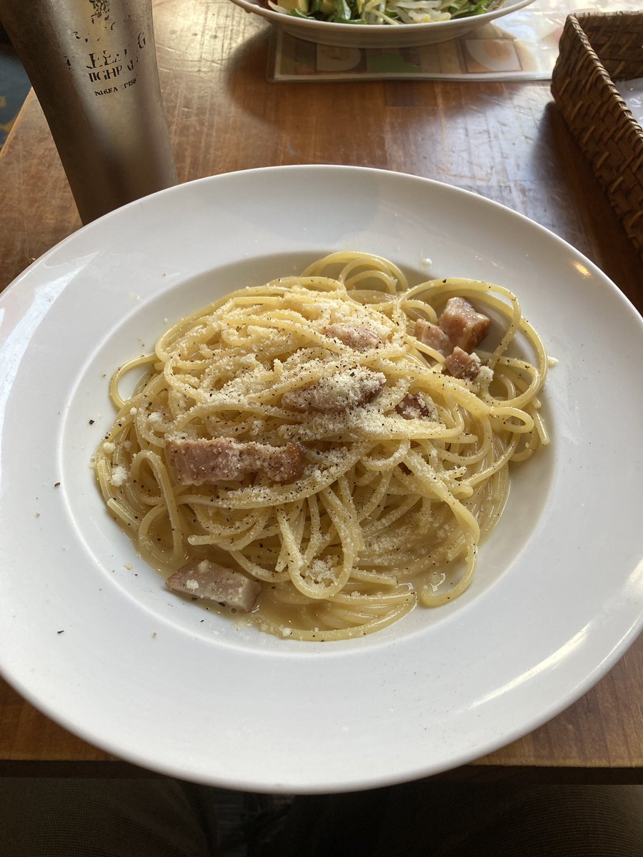 syuholi's tweet photo. 今日は最近お気に入りのパスタ屋へ🍝
セットにすると、サラダとドリンクがおかわり自由な上にパスタ大盛り無料なので、デブ活がはかどります🤣
#yeossal
#tissot https://t.co/EK7aYKcvfZ
