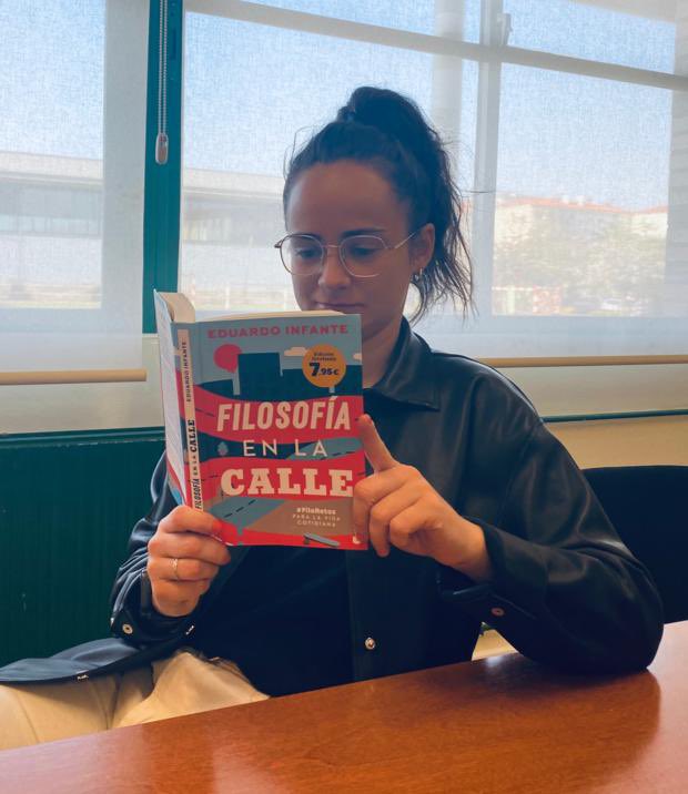 quintaporrua's tweet photo. 📚Las #Profesqueleen y han pasado en cursos anteriores por @quintaporrua también nos dejan sus recomendaciones. En este caso se trata de ‘Filosofía para la vida cotidiana’. Si te gustan los #FiloRetos y hacerte preguntas, te gustará este libro de @eledututor. #SemanadelLibro2023 https://t.co/UmegqOgBtc