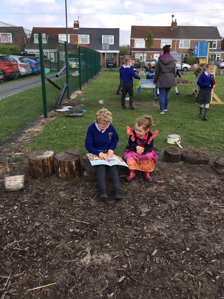 Y4RedgateCP's tweet photo. Reading for pleasure. Where is your favourite reading place? π #rcpenglish #rcpwellbeing #rcpl4l #mrsc https://t.co/UuqCwDoTVm