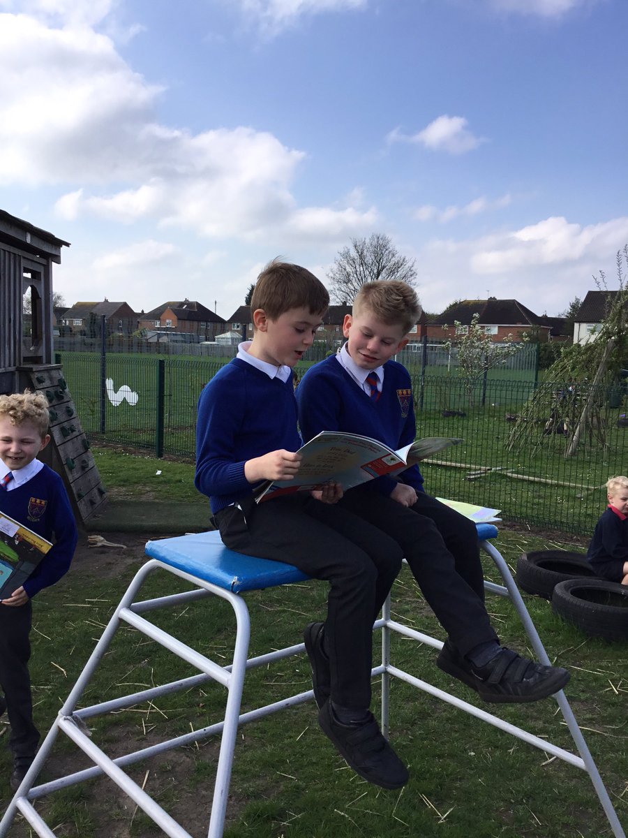 Y4RedgateCP's tweet photo. Reading for pleasure. Where is your favourite reading place? π #rcpenglish #rcpwellbeing #rcpl4l #mrsc https://t.co/UuqCwDoTVm
