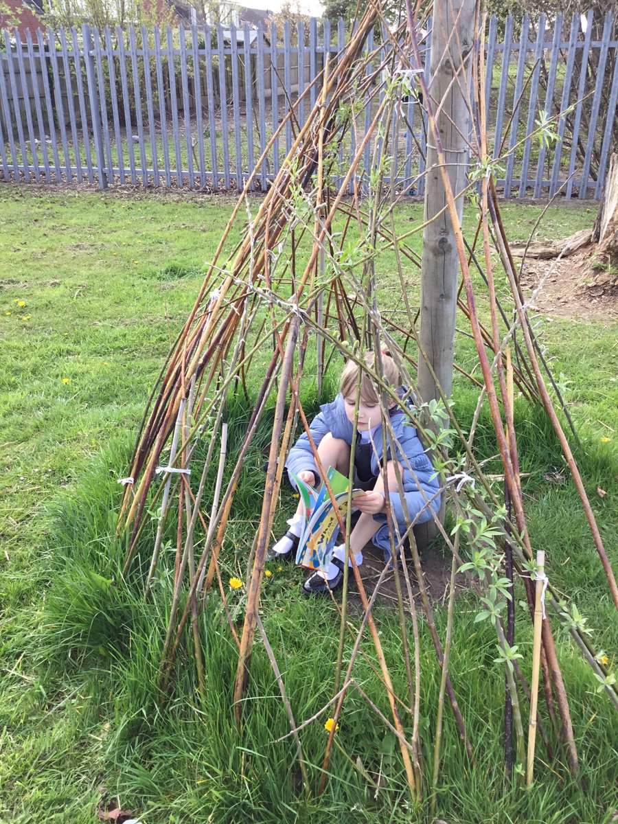 Y4RedgateCP's tweet photo. Reading for pleasure. Where is your favourite reading place? π #rcpenglish #rcpwellbeing #rcpl4l #mrsc https://t.co/UuqCwDoTVm