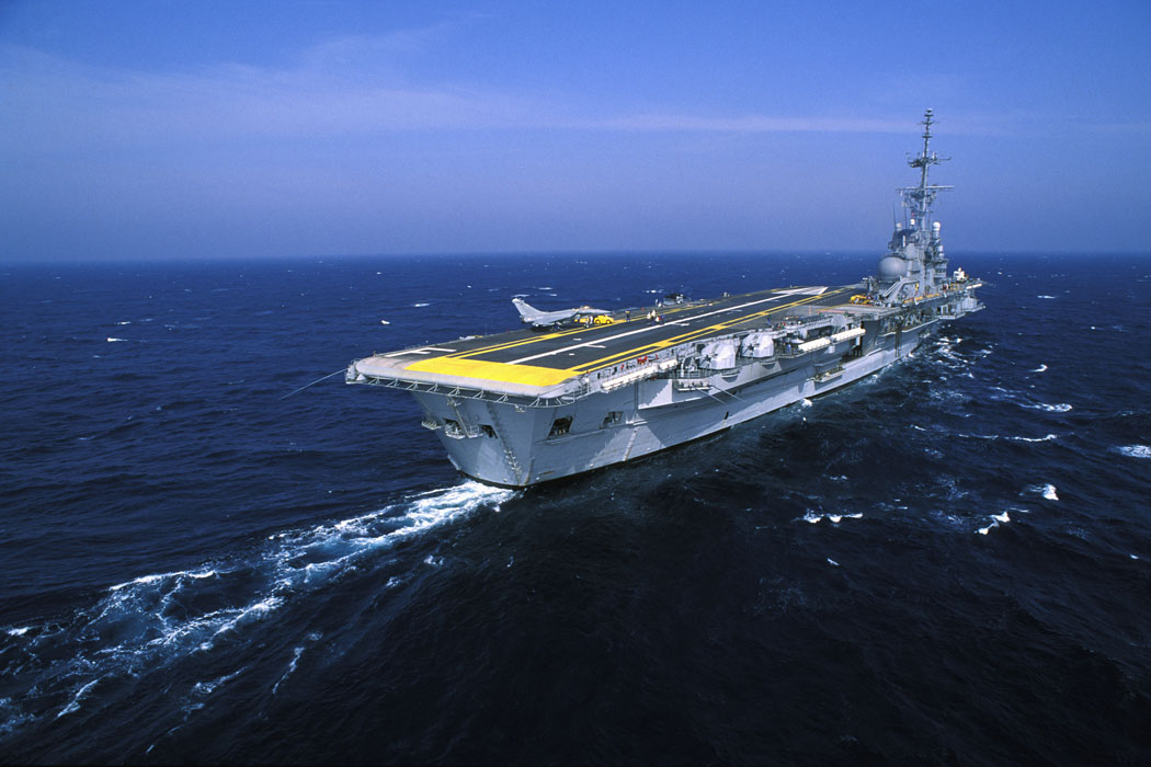 Le 19/04/1993, Yves Kerhervé, pilote de l’aéronautique navale devenu pilote d’essai pour Dassault Aviation, réalisait le 1er appontage d’un Rafale Marine sur le porte-avions Foch, puis le lendemain, le 1er catapultage. C’était un tournant dans l'histoire de l'aéronautique navale.
