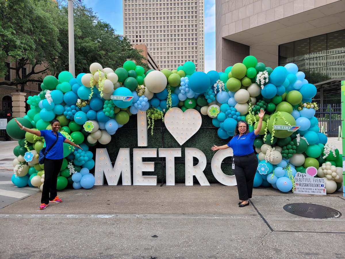 METROHouston's tweet photo. π§΅: Take a look at the amazing setup our public engagement team put together for this year's Earth Day Celebration at @HoustonTX City Hall! Make sure to stop by our booth to check out our new electric bus and ask how you can #GoGreenWithMETRO! https://t.co/mUwsSO7n4Q