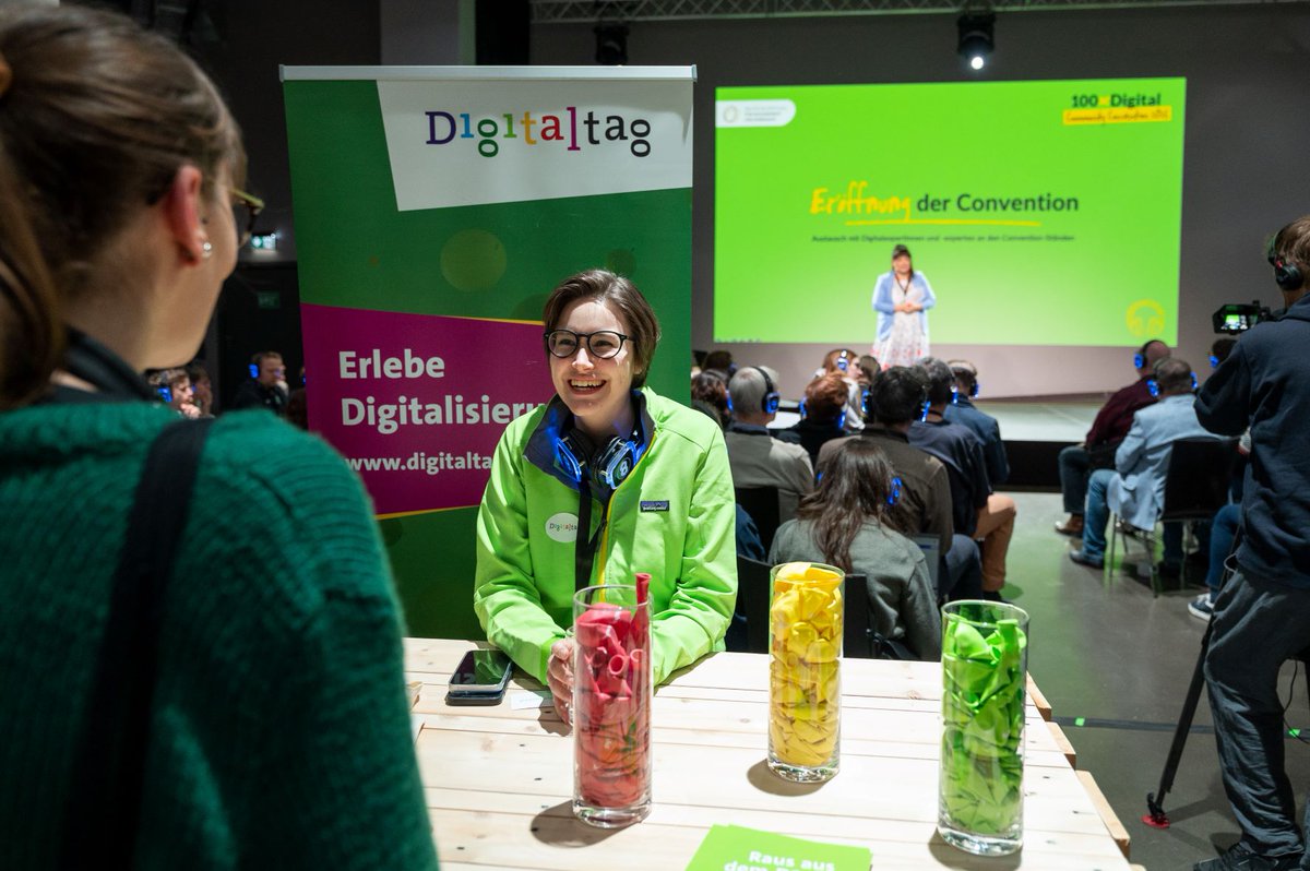 DigitaltagDE's tweet photo. ✨Wir freuen uns, jetzt wieder öfter vor Ort bei Events zu sein und uns persönlich mit euch über #digitaleTeilhabe auszutauschen! Wir waren z. B. beim #SID23 von @Bitkom & @BMUV, beim #D21Talk @initiatived21 und bei der #100xDigital #CommunityConvention @D_S_E_E. https://t.co/KweNJtzfPr