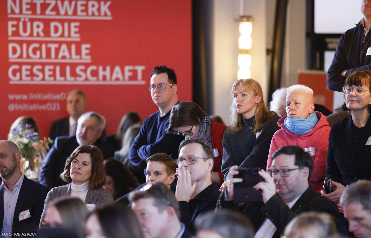 DigitaltagDE's tweet photo. ✨Wir freuen uns, jetzt wieder öfter vor Ort bei Events zu sein und uns persönlich mit euch über #digitaleTeilhabe auszutauschen! Wir waren z. B. beim #SID23 von @Bitkom & @BMUV, beim #D21Talk @initiatived21 und bei der #100xDigital #CommunityConvention @D_S_E_E. https://t.co/KweNJtzfPr