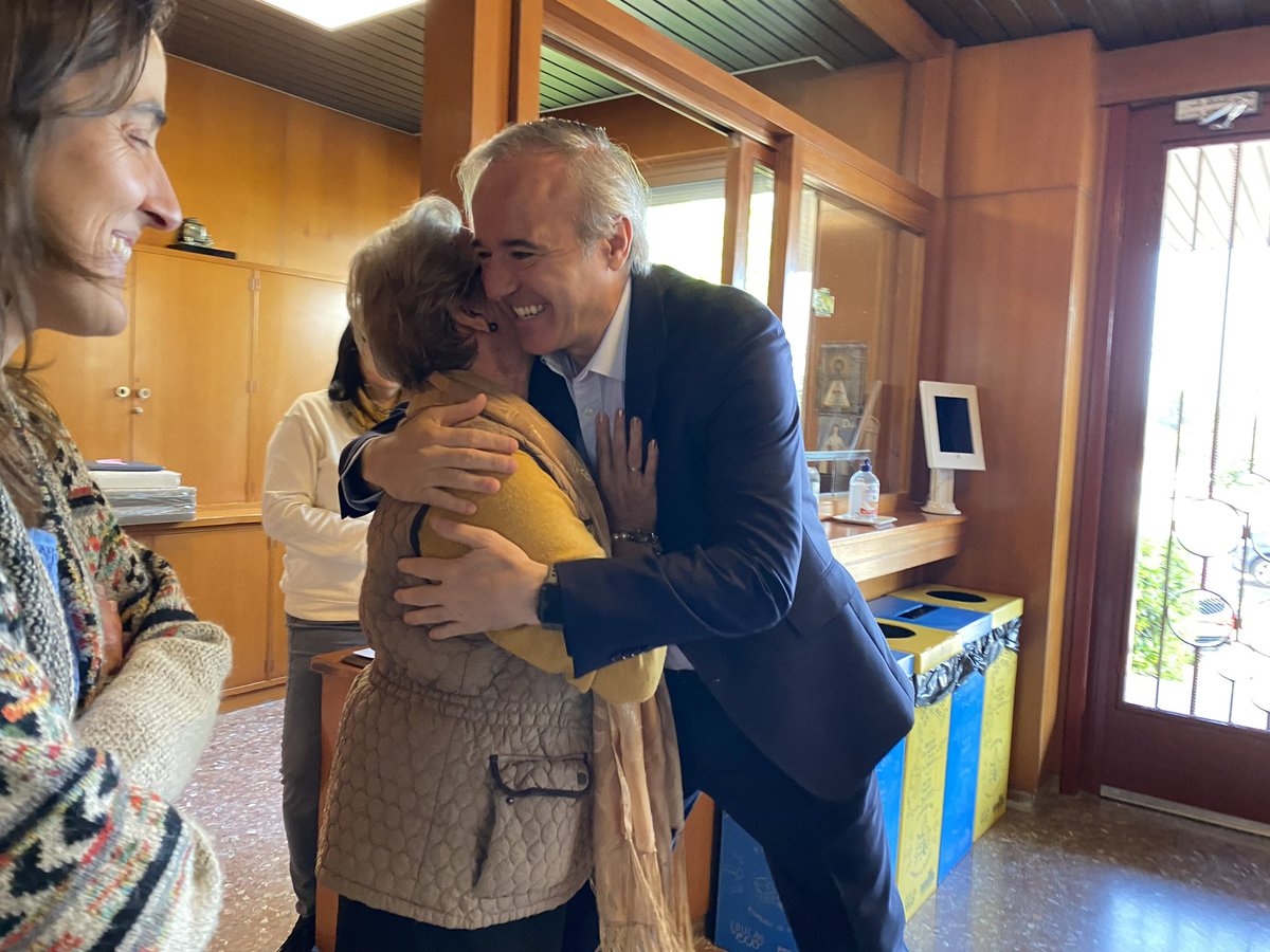 🎒📚 ¡Maravilla volver al que fue mi cole y compartir un rato con los chicos del colegio <a href="/TPilarZgz/">Teresiano del Pilar</a>! 

👩🏻‍🏫 Sin duda, sus profesores tienen mucho que ver con que sean personas excepcionales.

🥰 ¡Y qué ilusión encontrarme con mi profe Gloria!